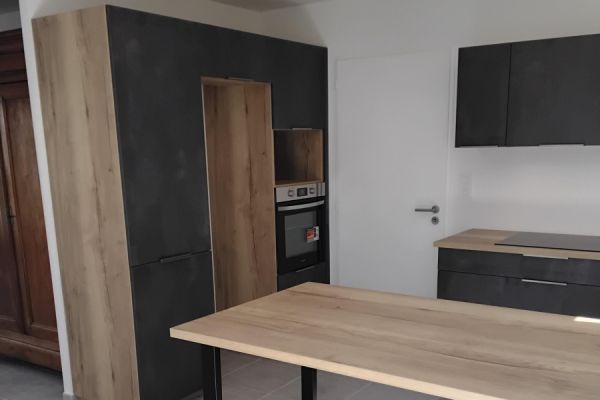 CUISINE EN U Pan de Travail Bois Façade anthracite, une cuisine réalisée par SoCoo'c Cholet