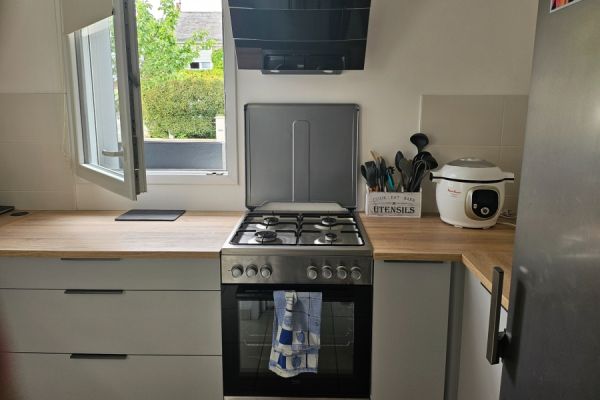 La cuisine blanche et gris clair de Christelle , une cuisine réalisée par SoCoo'c Saumur