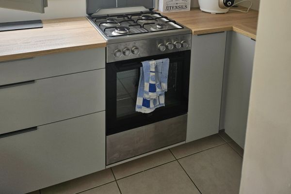 La cuisine blanche et gris clair de Christelle , une cuisine réalisée par SoCoo'c Saumur