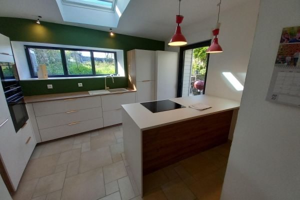 Cuisine beige en L avec îlot, une cuisine réalisée par SoCoo'c Cholet