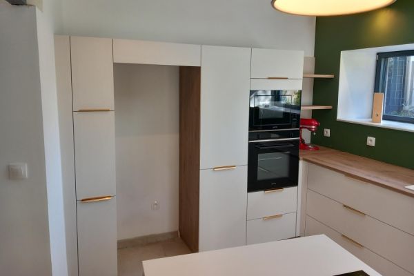 Cuisine beige en L avec îlot, une cuisine réalisée par SoCoo'c Cholet