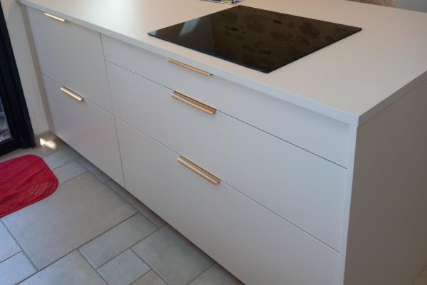 Cuisine beige en L avec îlot, une cuisine réalisée par SoCoo'c Cholet