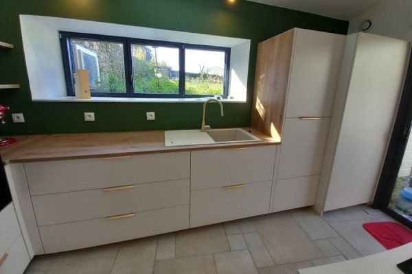 Cuisine beige en L avec îlot, une cuisine réalisée par SoCoo'c Cholet