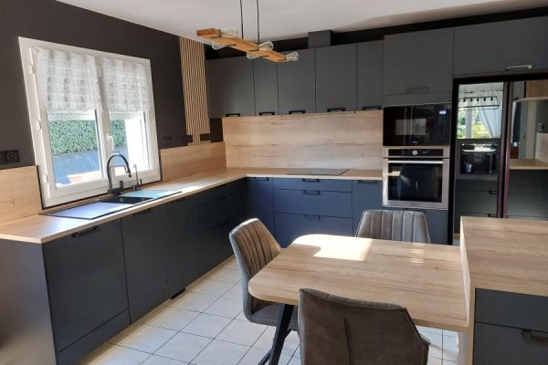 Cuisine noir mat et chêne vintage , une cuisine réalisée par SoCoo'c Dieppe