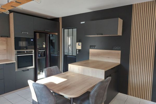Cuisine noir mat et chêne vintage , une cuisine réalisée par SoCoo'c Dieppe