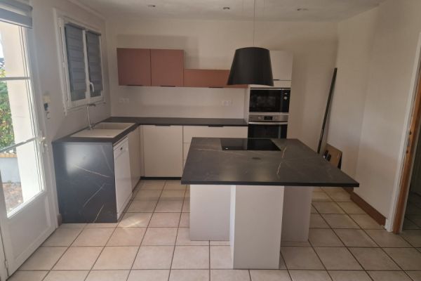une cuisine îlot central avec un coloris lin , une cuisine réalisée par SoCoo'c Cholet