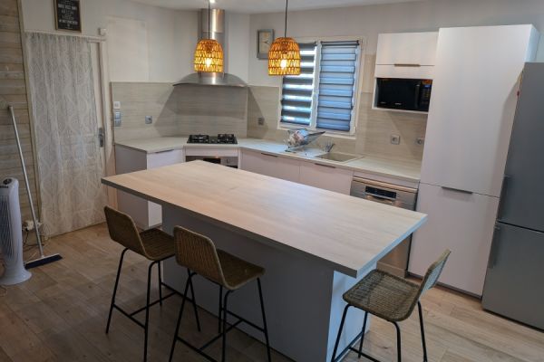 Cuisine blanche et son plan de travail travertin, une cuisine réalisée par SoCoo'c Nîmes