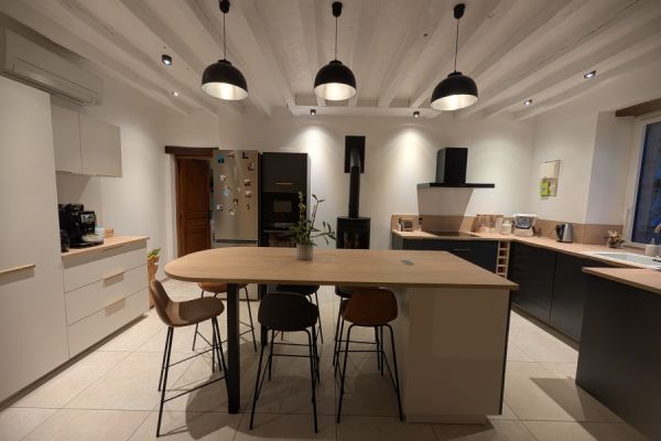 La cuisine Bleue nuit et Lin de Mr et Mme J., une cuisine réalisée par SoCoo'c Le Mans Sud