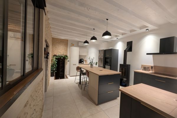 La cuisine Bleue nuit et Lin de Mr et Mme J., une cuisine réalisée par SoCoo'c Le Mans Sud