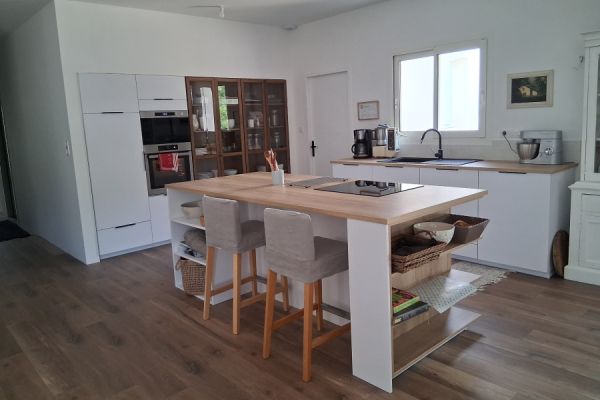Cuisine blanche et bois de Mme &amp; Mr N., une cuisine réalisée par SoCoo'c Cahors
