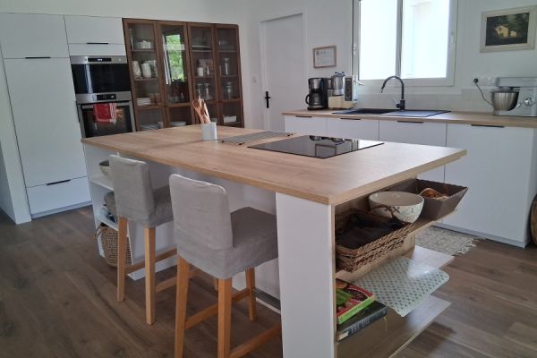 Cuisine blanche et bois de Mme &amp; Mr N., une cuisine réalisée par SoCoo'c Cahors