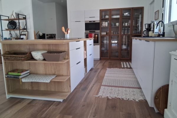 Cuisine blanche et bois de Mme &amp; Mr N., une cuisine réalisée par SoCoo'c Cahors