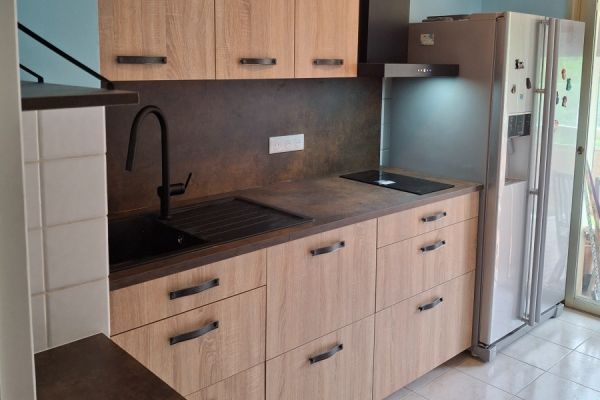 Cuisine chêne cosy et noire, une cuisine réalisée par SoCoo'c Cannes