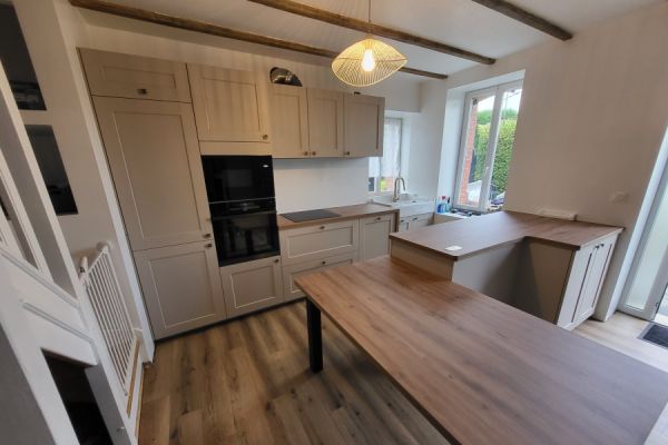 La façade à cadre, quel charme !, une cuisine réalisée par SoCoo'c Pontivy