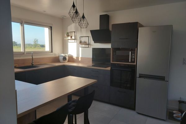 La cuisine au design épuré de Mr et Mme L., une cuisine réalisée par SoCoo'c Le Mans Sud
