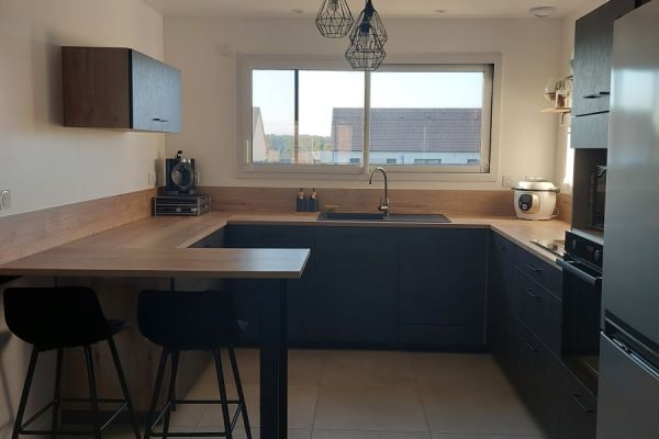 La cuisine au design épuré de Mr et Mme L., une cuisine réalisée par SoCoo'c Le Mans Sud