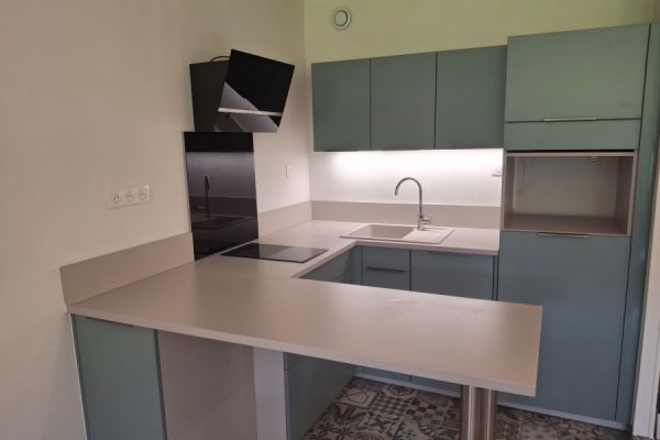 Cuisine pour petit espace, une cuisine réalisée par SoCoo'c Cannes