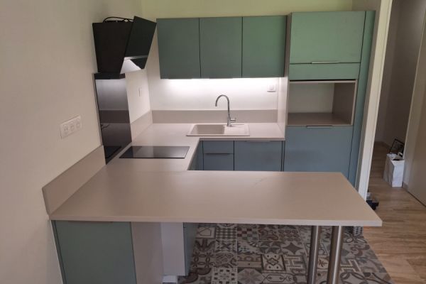 Cuisine pour petit espace, une cuisine réalisée par SoCoo'c Cannes
