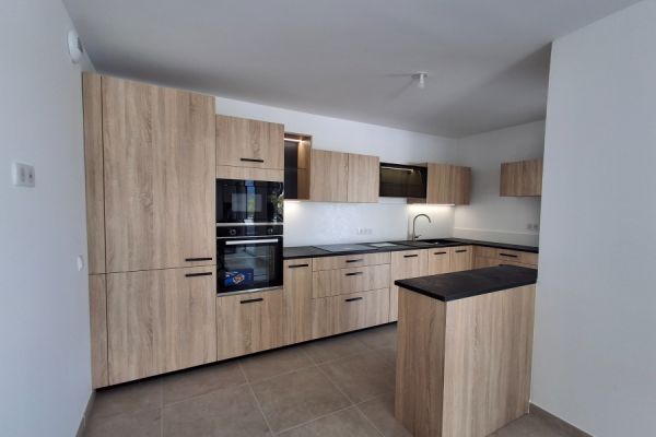 Le Chic du bois moderne, une cuisine réalisée par SoCoo'c Cannes