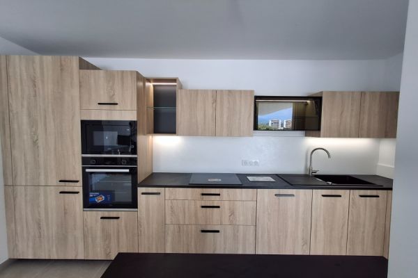 Le Chic du bois moderne, une cuisine réalisée par SoCoo'c Cannes