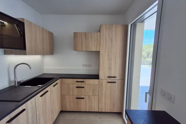 Le Chic du bois moderne, une cuisine réalisée par SoCoo'c Cannes