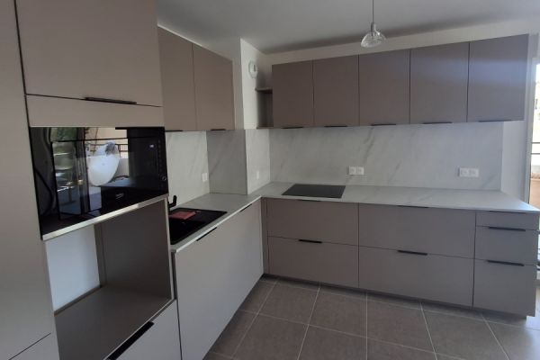 Cuisine chamois et son plan de travail Pierre de Lune, une cuisine réalisée par SoCoo'c Nîmes