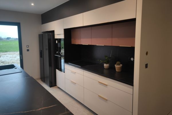 Cuisine marbre noir et façade lin mat, une cuisine réalisée par SoCoo'c Chalon sur Saône