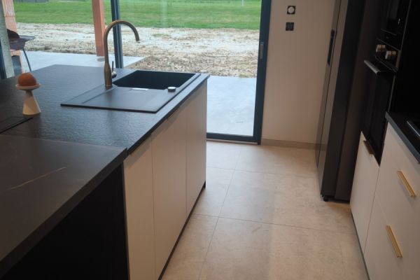 Cuisine marbre noir et façade lin mat, une cuisine réalisée par SoCoo'c Chalon sur Saône