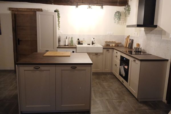 Cuisine en L avec îlot de rangement, une cuisine réalisée par SoCoo'c Laval