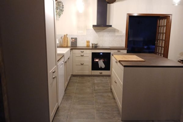 Cuisine en L avec îlot de rangement, une cuisine réalisée par SoCoo'c Laval