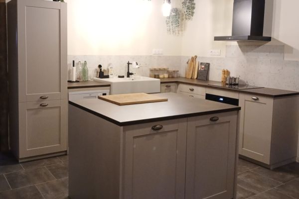 Cuisine en L avec îlot de rangement, une cuisine réalisée par SoCoo'c Laval