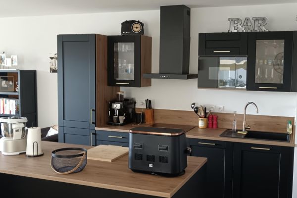 Cuisine noire avec ilot pour un style bistro chic, une cuisine réalisée par SoCoo'c Saint Malo
