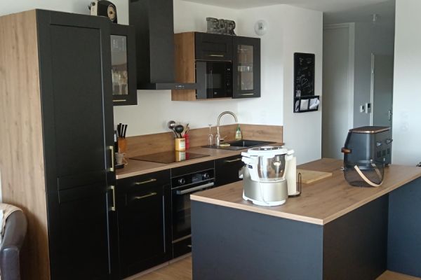 Cuisine noire avec ilot pour un style bistro chic, une cuisine réalisée par SoCoo'c Saint Malo
