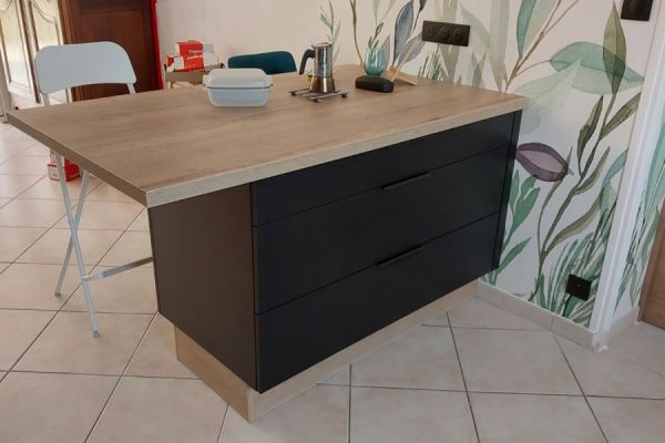 Cuisine équipée noir et bois, une cuisine réalisée par SoCoo'c Quimper