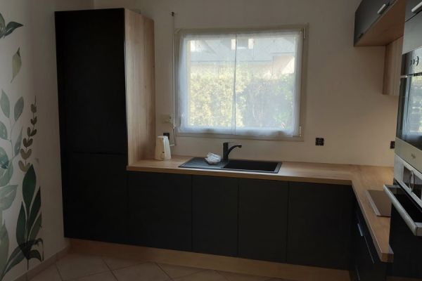 Cuisine équipée noir et bois, une cuisine réalisée par SoCoo'c Quimper