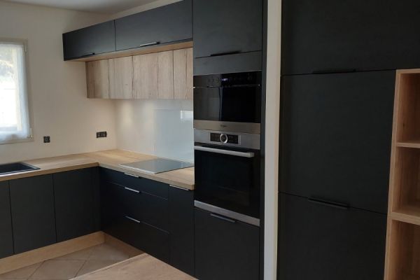 Cuisine équipée noir et bois, une cuisine réalisée par SoCoo'c Quimper