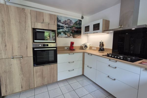 Cuisine blanche et bois, une cuisine réalisée par SoCoo'c Rennes Chantepie