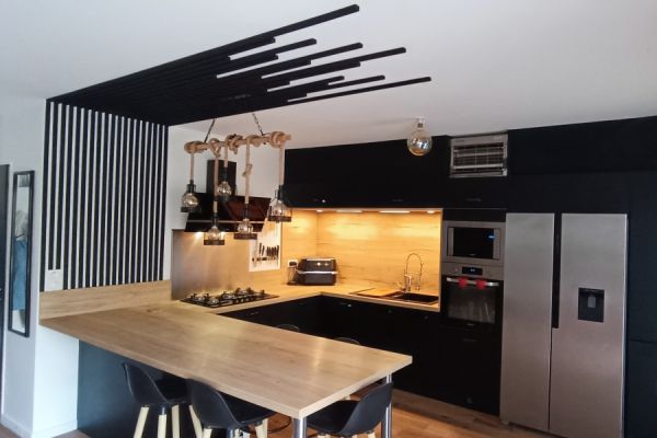 La cuisine tendance noire de David, une cuisine réalisée par SoCoo'c Nîmes