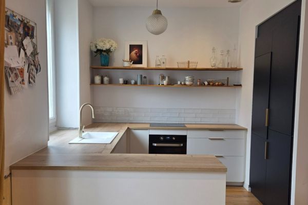 Cuisine blanche et bleu nocturne , une cuisine réalisée par SoCoo'c Lyon Liberte