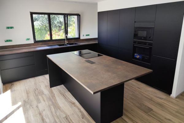 Cuisine moderne noir et oxyde, une cuisine réalisée par SoCoo'c Saint Brieuc/Langueux