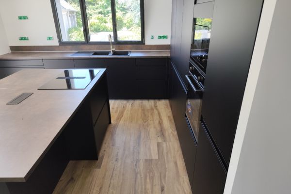 Cuisine moderne noir et oxyde, une cuisine réalisée par SoCoo'c Saint Brieuc/Langueux