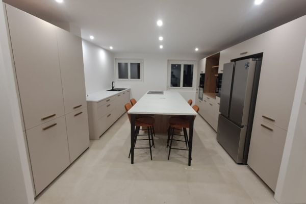Cuisine design lin et terra rosa, une cuisine réalisée par SoCoo'c Nîmes