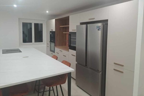 Cuisine design lin et terra rosa, une cuisine réalisée par SoCoo'c Nîmes