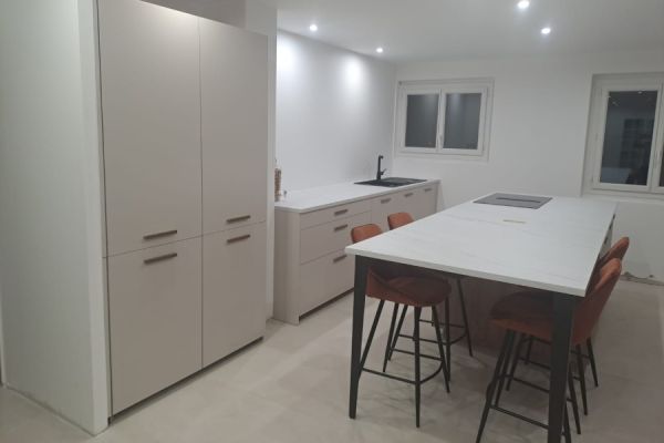 Cuisine design lin et terra rosa, une cuisine réalisée par SoCoo'c Nîmes
