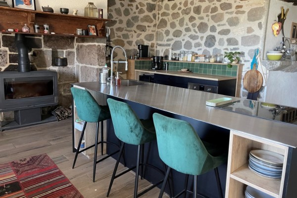 Cuisine noire et bois avec coin repas, une cuisine réalisée par SoCoo'c Aurillac