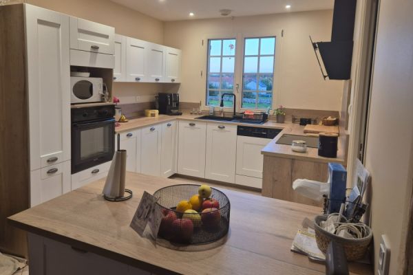 La cuisine blanche cadrée de Delphine et David, une cuisine réalisée par SoCoo'c Montlucon Domerat