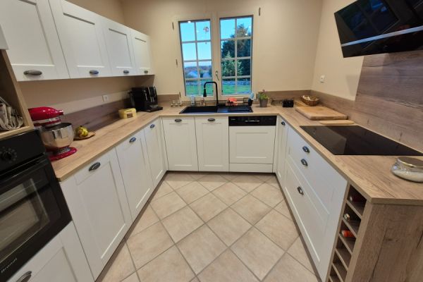 La cuisine blanche cadrée de Delphine et David, une cuisine réalisée par SoCoo'c Montlucon Domerat
