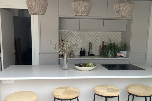 Cuisine équipée avec ilôt, une cuisine réalisée par SoCoo'c Bordeaux le Lac