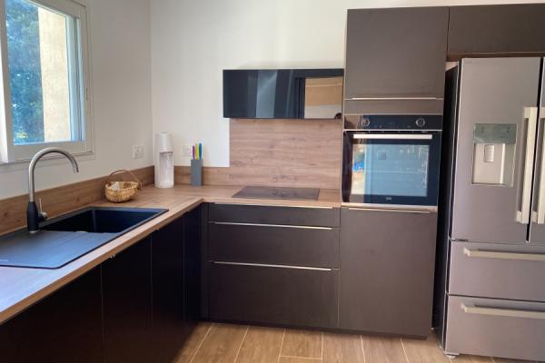 Cuisine noire et bois, une cuisine réalisée par SoCoo'c Bastia