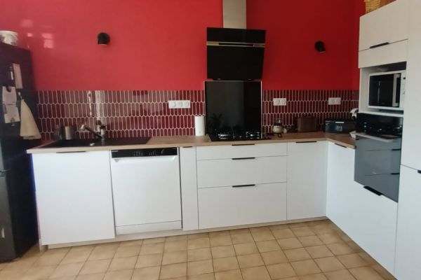 La cuisine blanche et bois de Martine, une cuisine réalisée par SoCoo'c Saumur